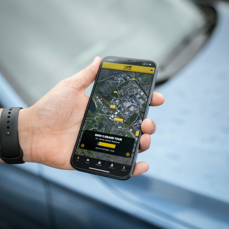 Hand hält Smartphone mit einer Kartenansicht und Navigationsoptionen.